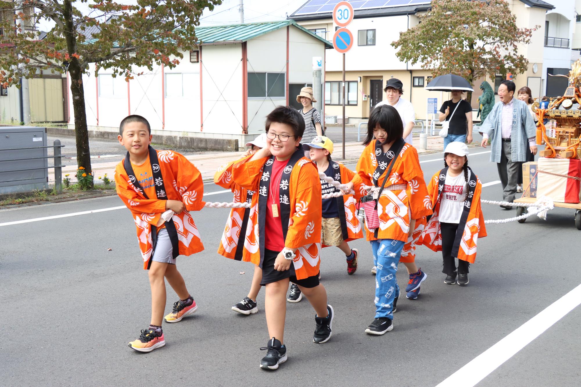こども神輿の様子