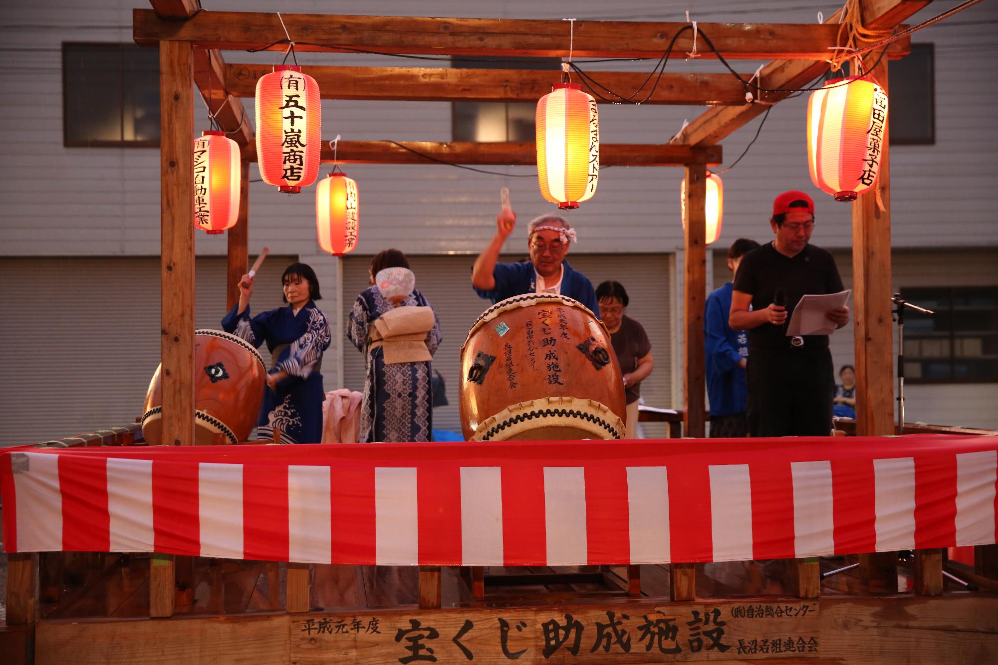 やぐらで演奏をする様子
