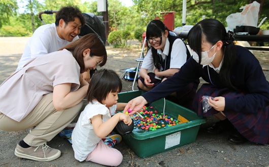 ペオラボ祭りでスーパーボールすくいを行う様子