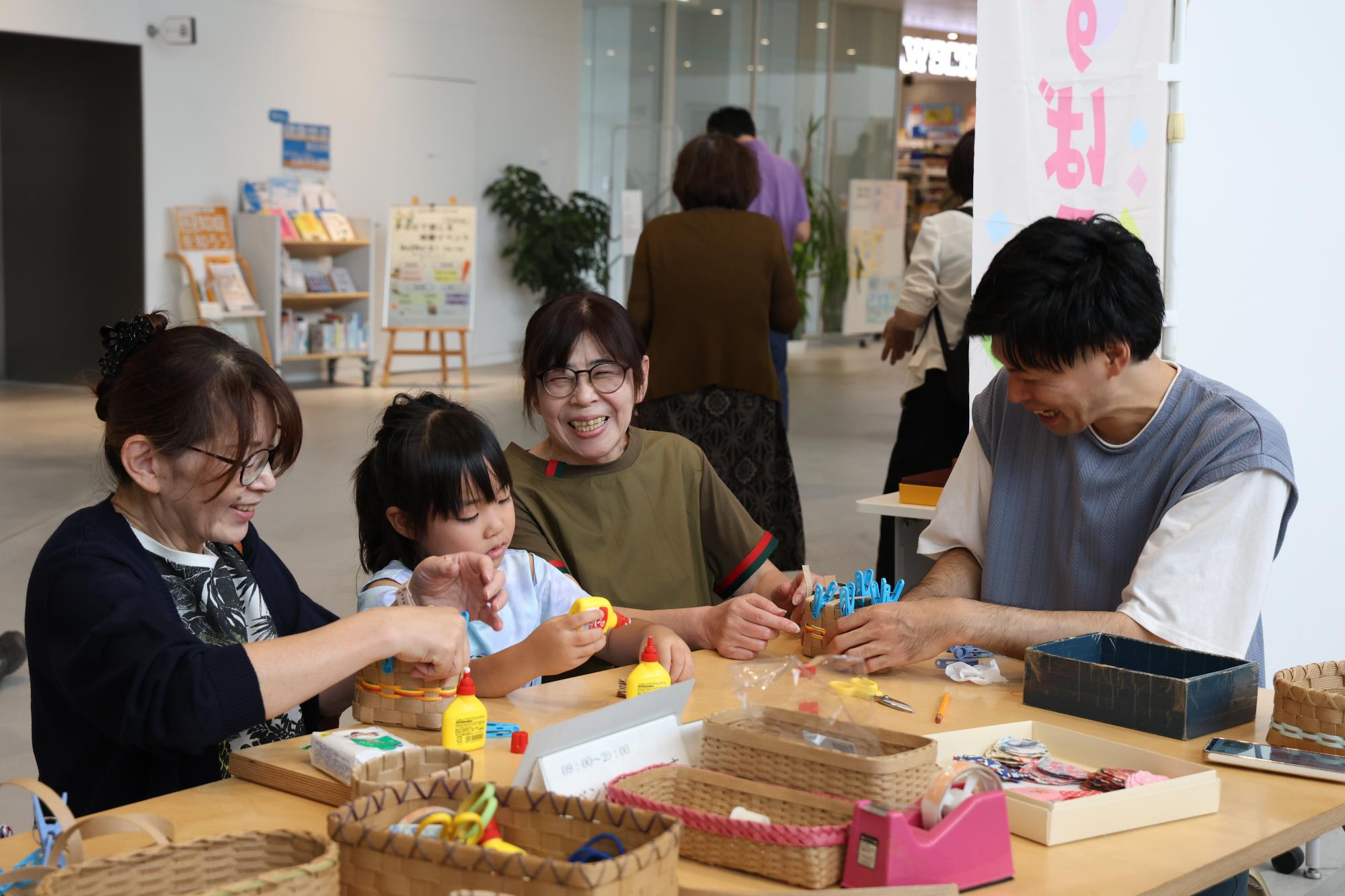 オリジナルのかごを作成する参加者たち