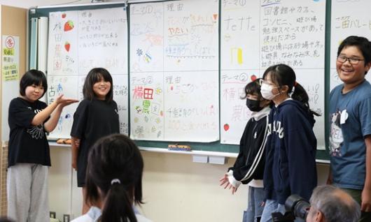 市の魅力を発表している様子