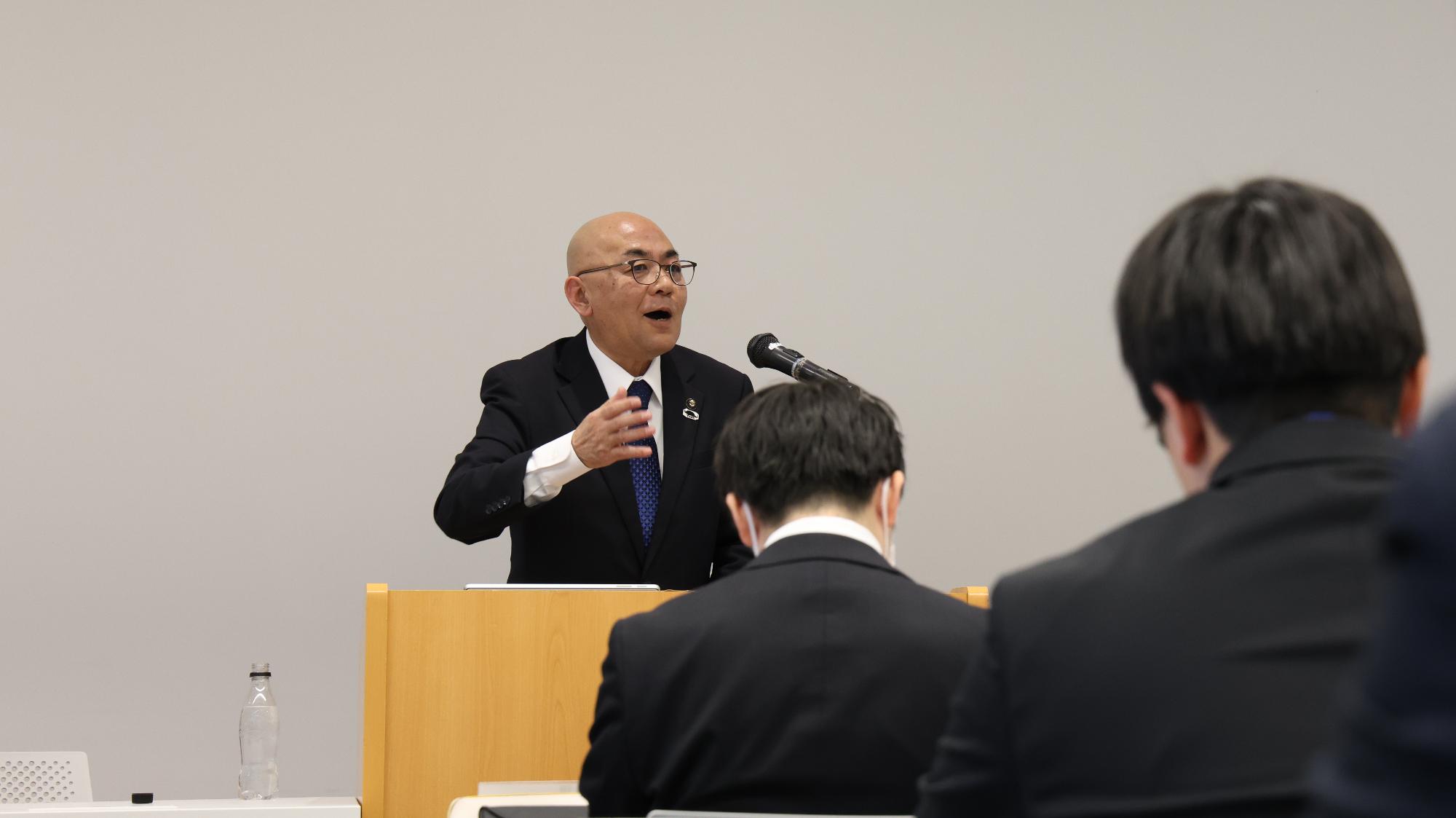 新規採用職員への市長講話を行っている様子