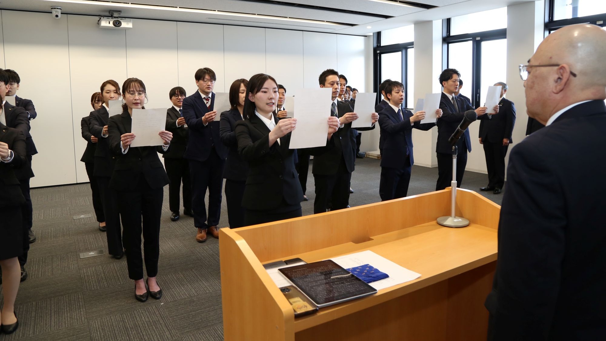 新規採用職員へ辞令を交付する市長