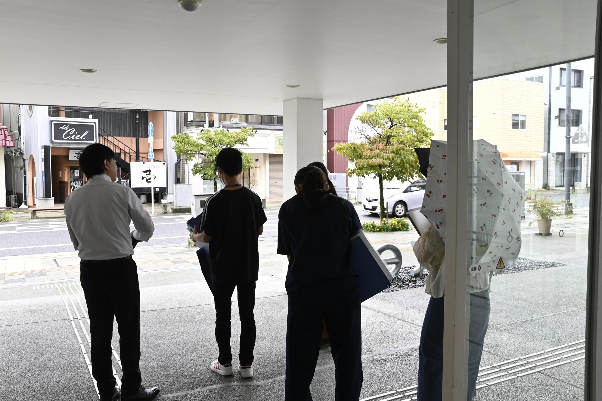 まち歩きに出ている様子