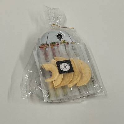 透明な袋に金色のタイ留めで封印された、カットされたドライフルーツなどが梱包された写真