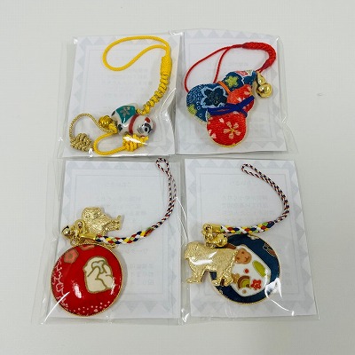 縁起物をモチーフにした4種類の根付ストラップが個包装されている写真