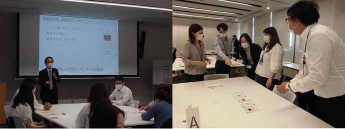（左）資料を写した大きなスクリーンの前に男性講師が立ち、白いテーブルを囲んで着席した参加者たちに話をしている様子の写真、（右）白いテーブルを囲んで立った参加者たちが、テーブルに並んだカードを見ながら意見交換をしている様子の写真