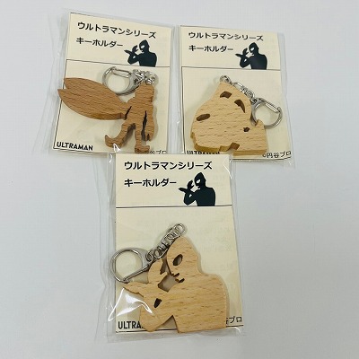 商品名が書かれた台紙に木材で作られたキャラクターグッズの写真