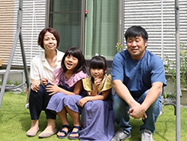 家族が座っている写真