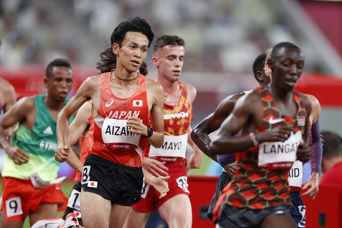 東京2020オリンピックで、外国の選手たちの中で、赤い「JAPAN」のユニフォームを着た相澤選手が力走している様子の写真