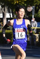住友電工と書かれた青いユニフォームを着て走る阿部弘輝選手の写真