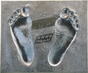 グレーの土台に、左右の足型がっくっきりと押されている、円谷選手の足型の写真