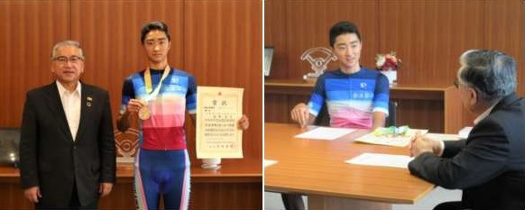 （左）金メダルをかけ賞状を持ったユニフォーム姿の成田選手とスーツ姿の橋本市長が並んだ記念写真、（右）木目調のテーブルを挟んで座った成田選手と市長が対談している様子の写真