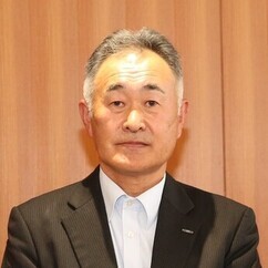 平栗俊一委員長の顔写真