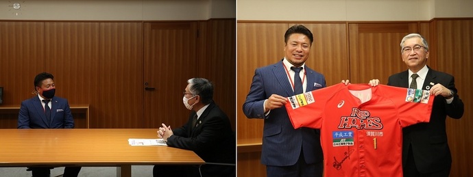 （左）大きな木目調のテーブルを挟んで座り、マスクを着けて話をしている岩村監督と橋本市長の写真、（右）スーツ姿の岩村監督と橋本市長が並んで立ち、広げた赤いユニフォームを両側から持っている記念写真
