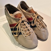 白地で側面に赤と青の3本のラインが入ったマラソンシューズの写真