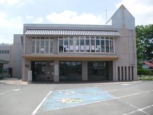 薄いピンク色の外壁に大きな窓が並ぶ「長沼図書館」の建物を正面から捉えた写真