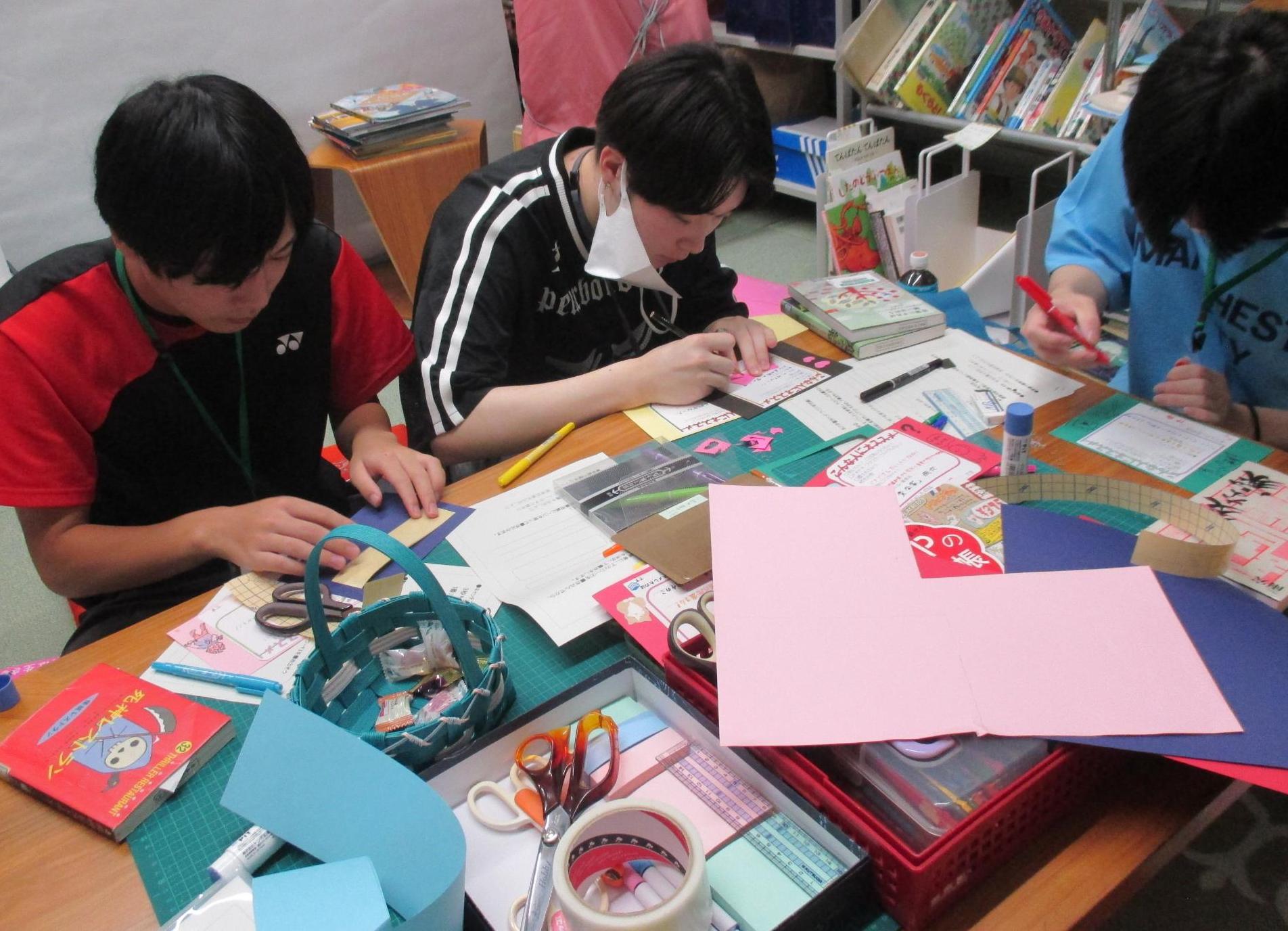 高校生が本の紹介ポップを作っている写真