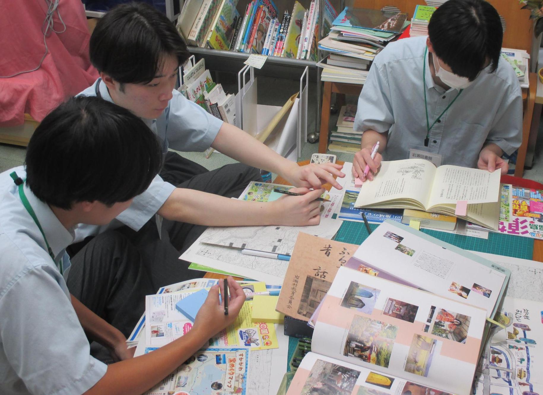 郷土資料を見ながら取材場所を選んでいる写真