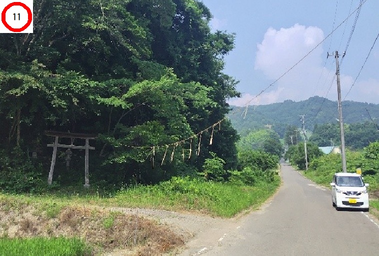 道切と呼ばれる道路を横断してかかっている縄の写真
