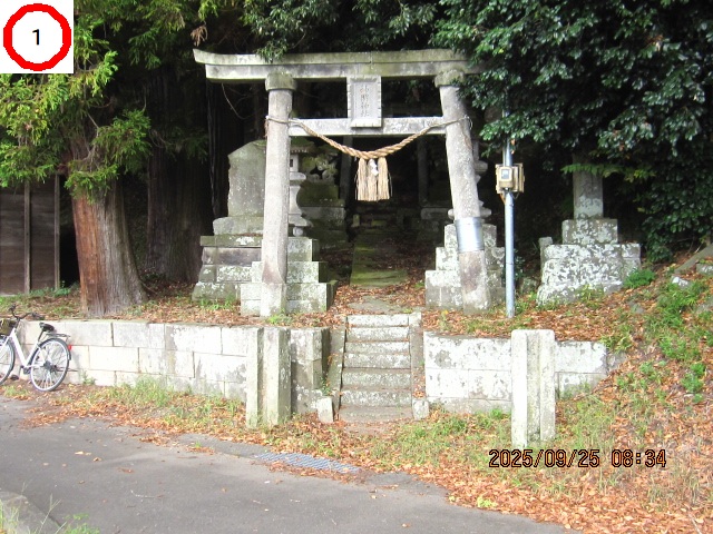 神明神社の鳥居が映っている写真