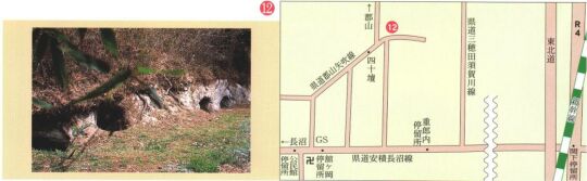 左：丘陵の斜面に掘られた、素掘りのトンネルのような入り口が複数並んでいる写真、右：神成横穴墓群までの周辺の道路と地名が示された簡略な地図