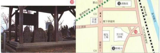 左：四つの大きな自然石を木製の屋根付き構造物が覆い、石碑の列の奥には黒い説明板のようなものが配置されている写真、右：筑後塚供養塔群までの周辺の道路と地名が示された簡略な地図