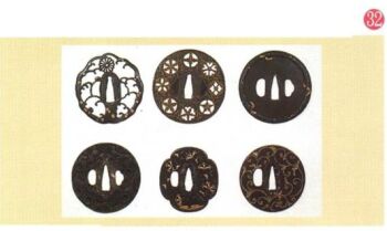 大小さまざまな透かし彫りや象嵌が施された円形の鍔が6点、白い背景の上に円形に並べられている写真