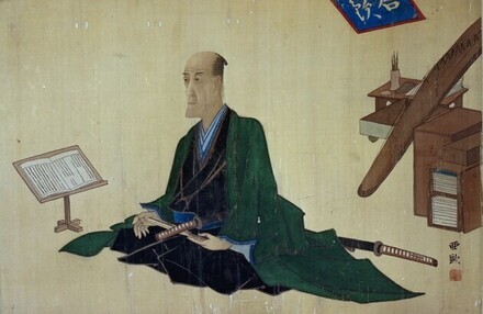 見台に開かれた書物や琴、机などと共に描かれた、緑色の羽織を身に纏い、腰に刀を差して座る遠藤猪野右衛門唯重貴休（えんどういのうえもんただしげたかよし）の肖像画