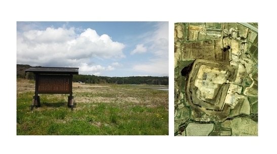 青空の下に広がる広大な平地と解説板を捉えた風景写真と、その土地を真上から捉えた航空写真