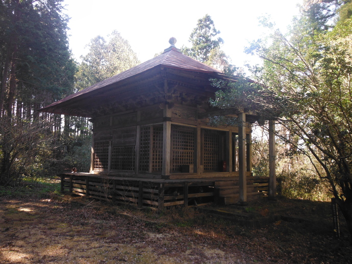 杉林に囲まれた静かな敷地に建つ、木造のお堂で、側面には格子戸がはめ込まれた、福一万虚空像堂の写真