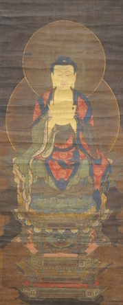 円形の大きな光背を背負い、赤地に金の紋様が施された豪華な法衣をまとって蓮華座の上に静かに鎮座し、胸の前で印を結び穏やかな表情を浮かべた如釈迦如来の姿を、荘厳かつ緻密な筆致で描いた十六羅漢図の写真