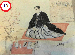 赤い座布団に座り、黒い紋付きと袴を身にまとった男性が、脇に置かれた梅の鉢植えや文房具、刀などの調度品などと共に描かれた人物画