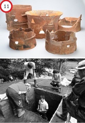 （上）修復された大小様々な形状の赤茶色の土器が5つ並んだ写真、（下）発掘現場の深い穴の中や周りで作業をする調査員たちのモノクロ写真
