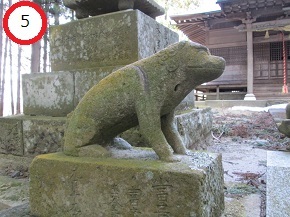 苔むした石の台座の上に座る石造の狛犬を中心に、背後に神社の社殿や石積みが見え、左上に赤丸で5の番号が示された落ち着いた雰囲気の構図写真