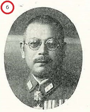 楕円形の枠内に眼鏡と口ひげを付け勲章の付いた軍服姿の男性が正面を向いて写り、左上に赤丸で6の番号が示された古い白黒肖像構図写真