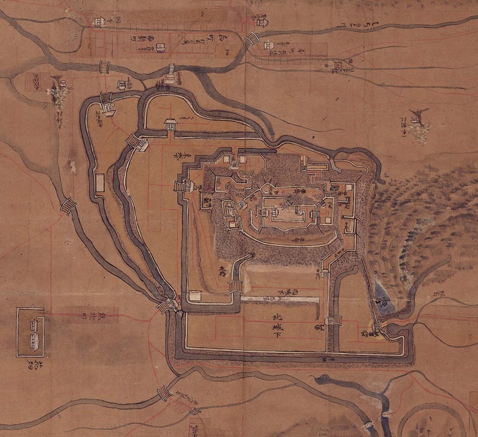 茶色い紙に城郭の構造が描かれ、幾重にも重なる堀や城壁、周辺を流れる川や橋、点在する建物などが詳細な筆致と漢字の書き込みで表現された、古地図の画像