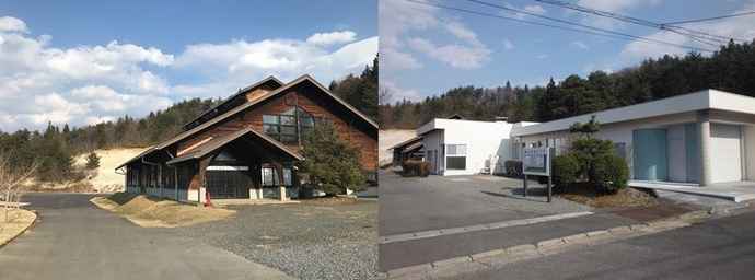 青空の下、左側に三角屋根が特徴的な木造平屋建ての建物があり、右側には白い外壁のモダンな平屋建ての建物が並んで建っている、山林を背景とした静かな敷地の風景を写した左右に分割されたパノラマ写真