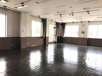 大きな窓があるフローリング床の2階多目的ホールの写真