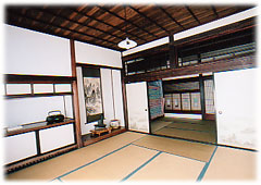 板張りの天井で床の間がある和室の写真