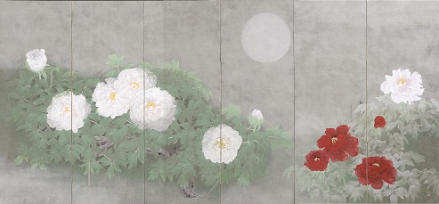 淡い灰色の背景に白と赤の牡丹が一面に豊かに咲き広がり柔らかな満月が静かに浮かぶ雅やかな情景を描いた、松尾敏男の作品「朝霞」を写した写真
