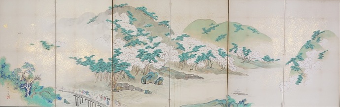 淡い山並みと柔らかな川の流れを背景に松林や桜が咲き連なる中で橋を渡る人々の姿が穏やかに表された春日光親「嵐山図」屏風