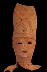 頭部に冠を載せた目鼻立ちと直立姿勢、円筒状の胴部に衣装表現を刻んだ素朴で力強い造形が特徴的な埴輪