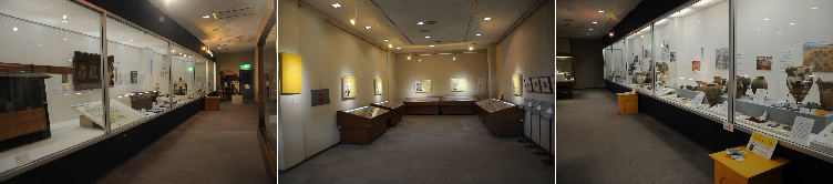 左：壁いっぱいにガラス戸の展示ケースが並んだ室内の写真、中央：複数の展示ケースが壁沿いに並んだ展示室の写真、右：壁沿いに土器などが展示されたガラス戸の展示ケースが並んだ室内の写真
