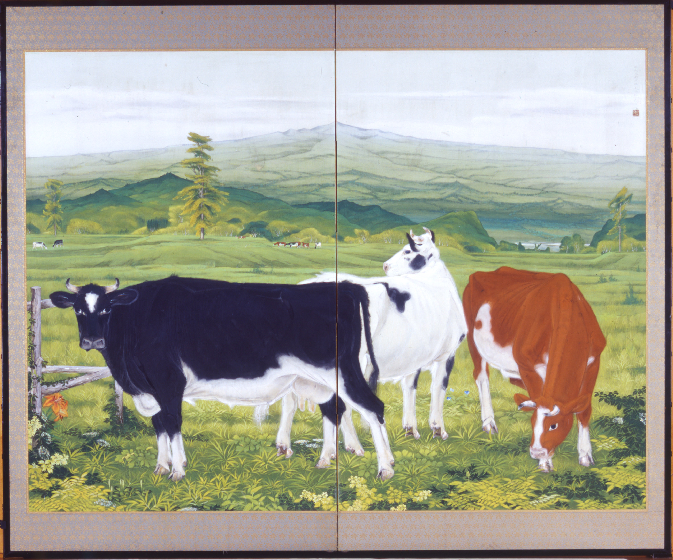 遠くに山々を臨む緑の高原に、黒、白、茶色の三頭の牛が放牧されている様子の絵画