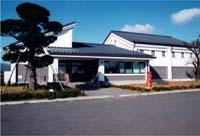 瓦屋根と白壁の和風建築の、歴史民俗資料館外観写真