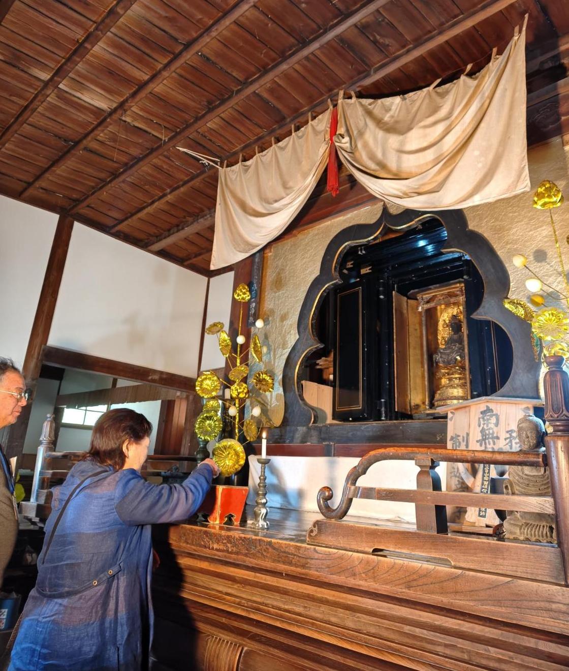護真寺のご本尊を参拝する様子