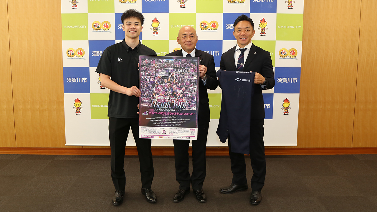 大寺市長（中央）にシーズン終了を報告した西田社長（右）と笠井主将