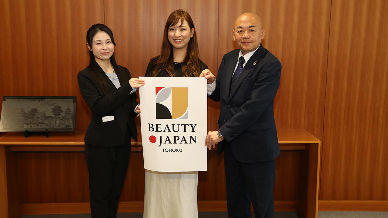 大寺市長に出場を報告した熊田梨沙さん（中央）と島望Beauty Japan TOHOKU運営統括（左）