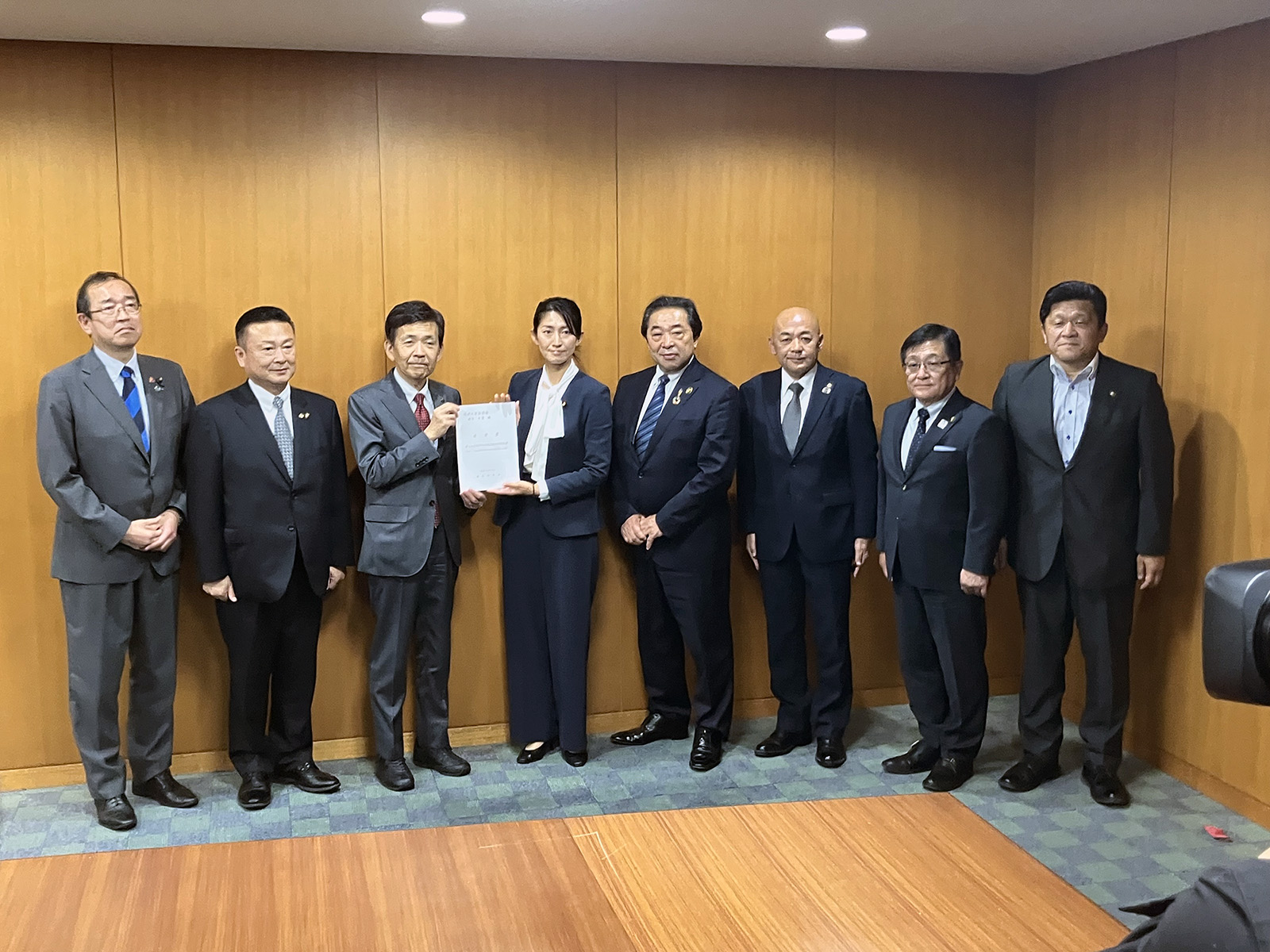 森下千里環境大臣政務官（左から4人目）に東北市長会が要望書を提出